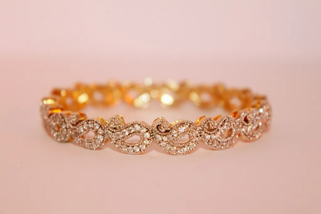 Brazalete Vesper de oro amarillo con pavé de diamantes